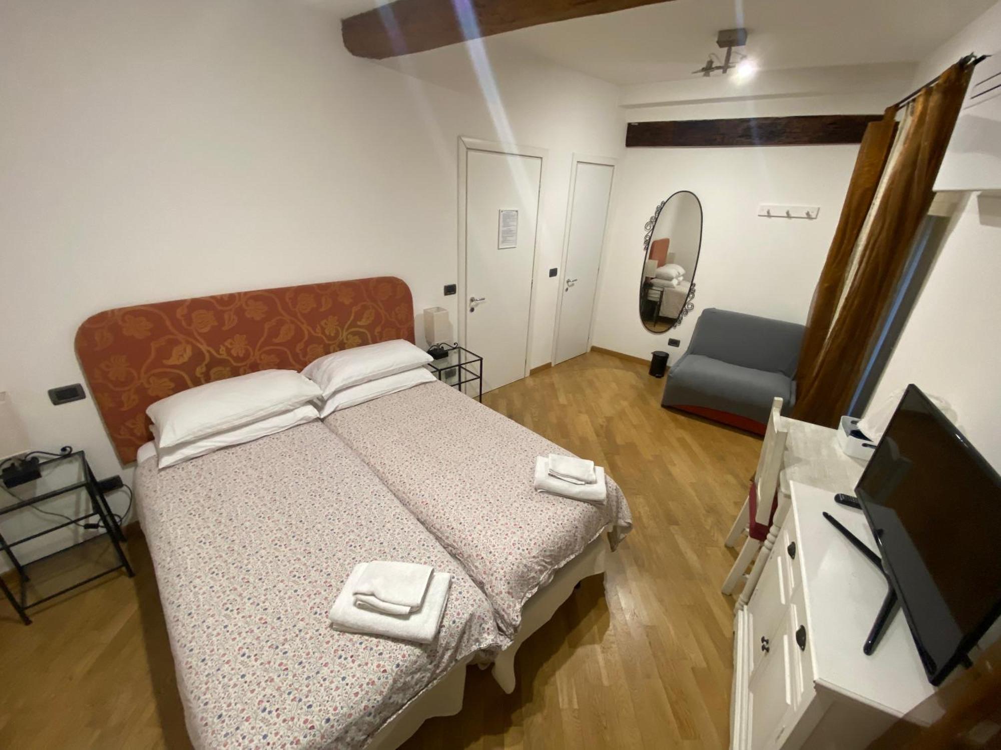 Guest house B&B And Home La Piazzetta Della Pioggia 2*