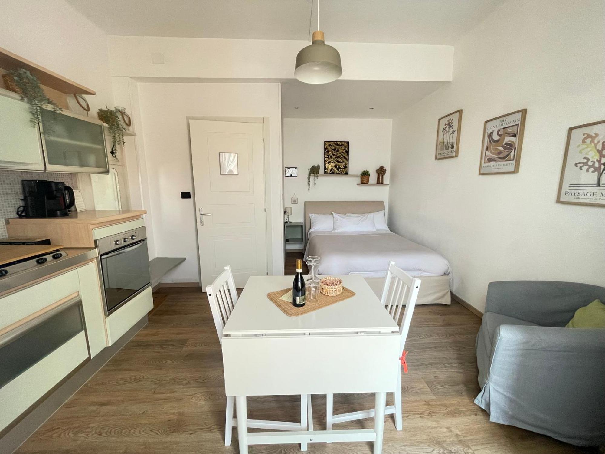 Eraora Apartrooms - Station Apartment