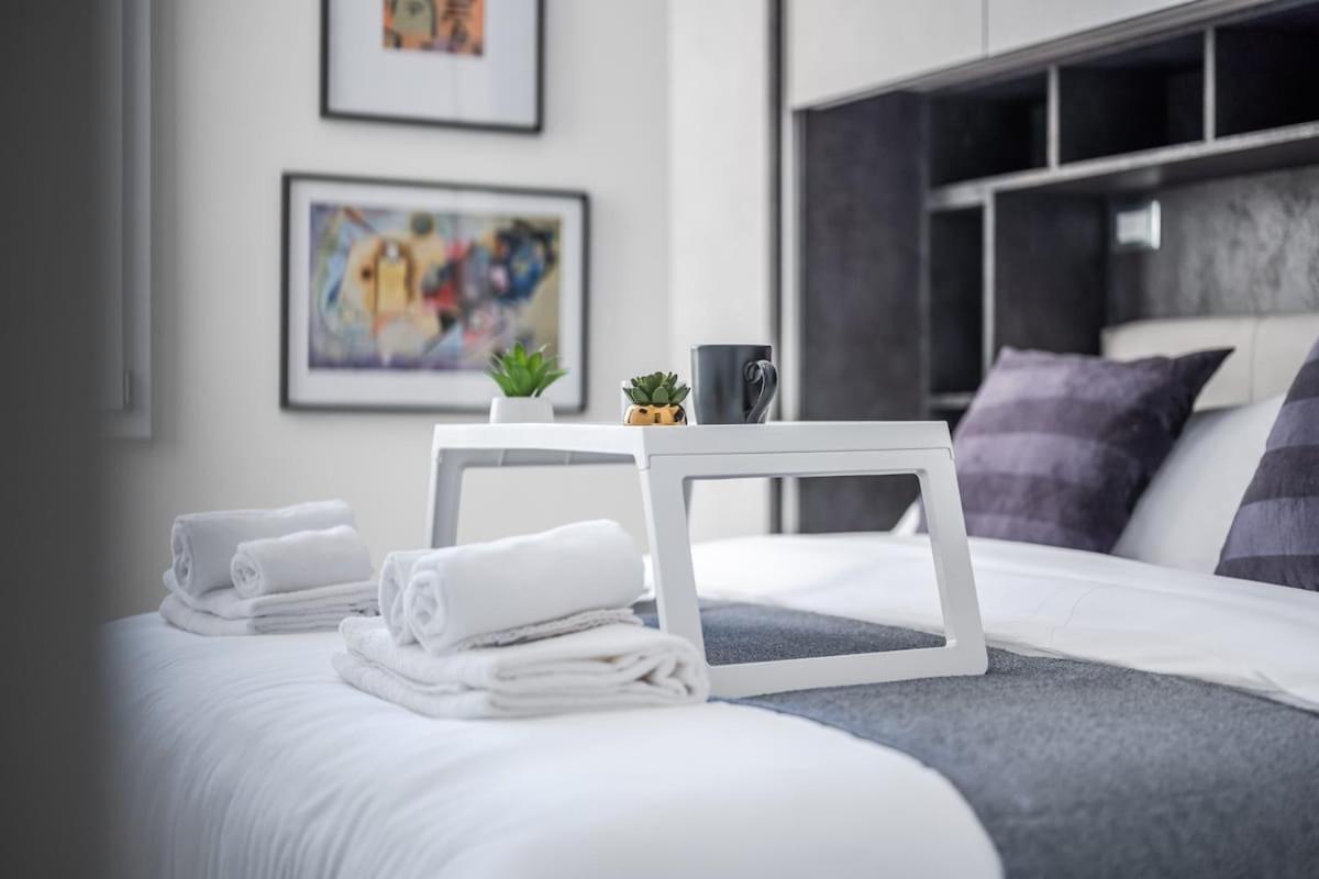 Train Station Deluxe 3 Bath Apartment *