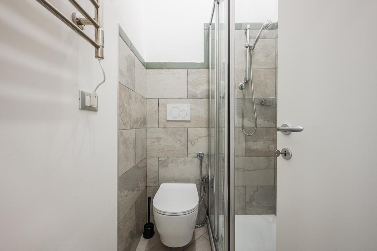 Train Station Deluxe 3 Bath Apartment *