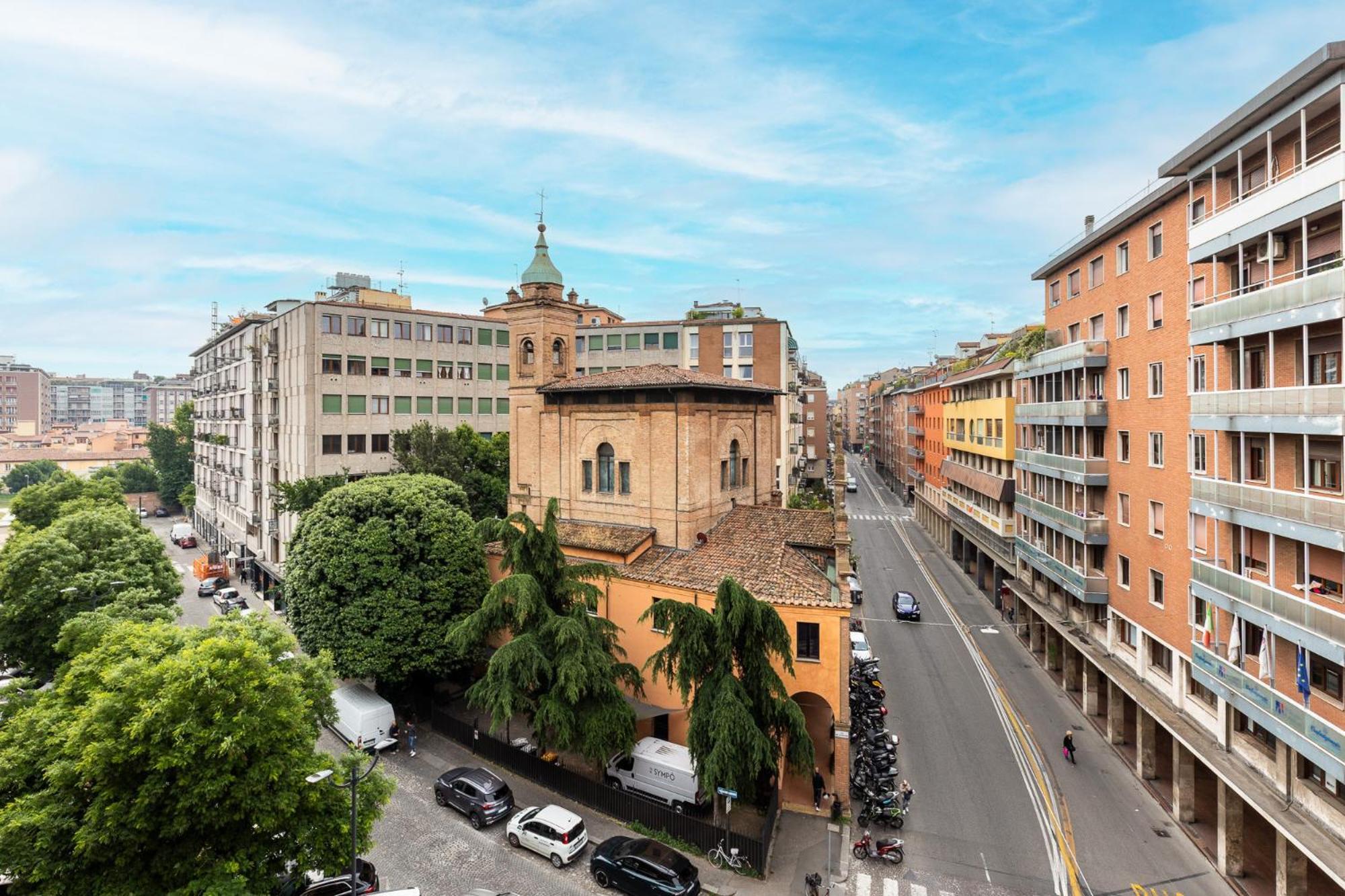 Center View By Wonderful Italy * Bologna