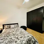 The Castle Door House - Entire 2-Bed Room Apartment