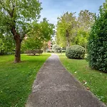 Le Cinque Rose Airport Apartment