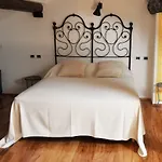 Guesthouse Red Sofa