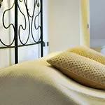 Guesthouse Red Sofa