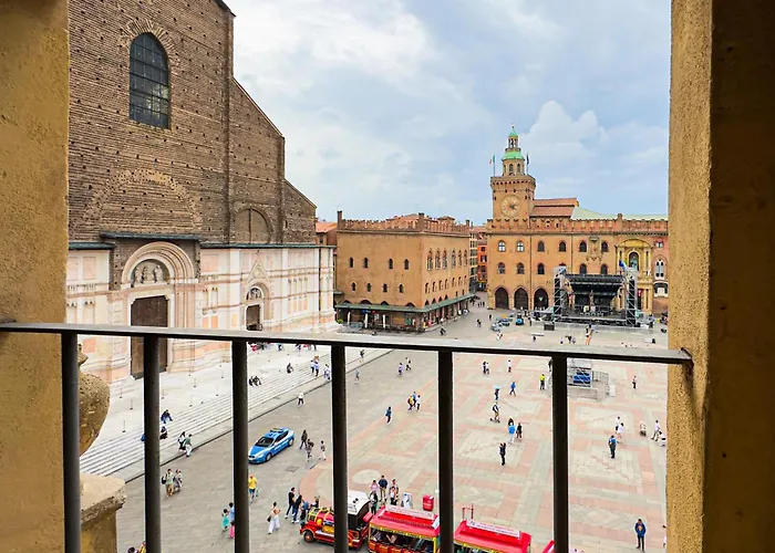 Immobo Domus - Piazza Maggiore View
