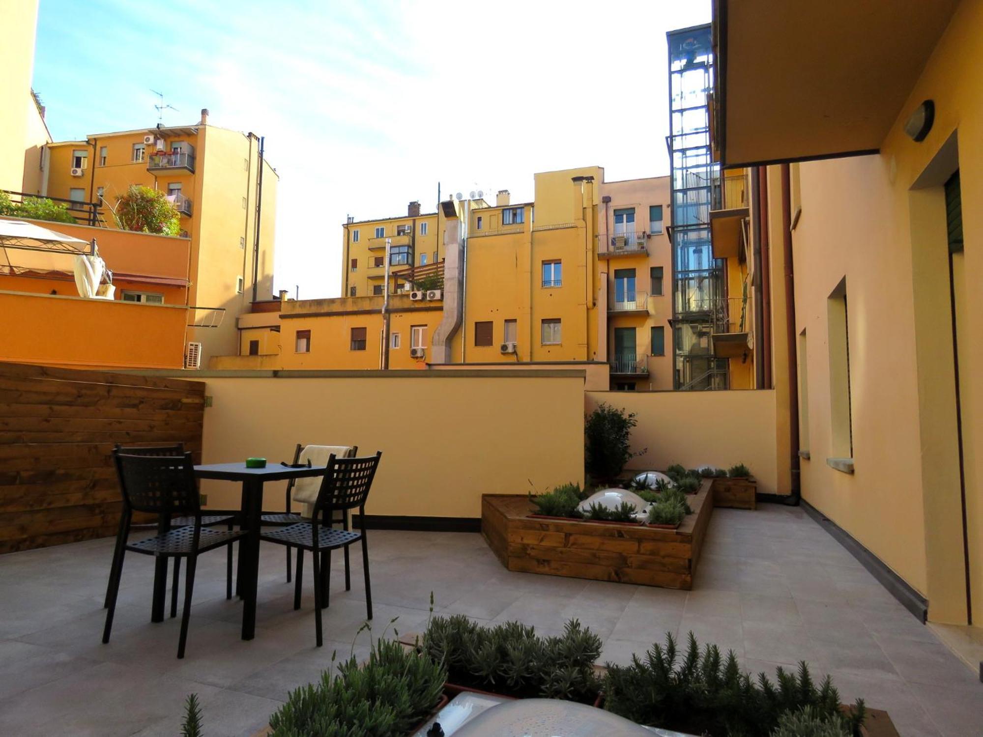 Apartment 8 Colonne