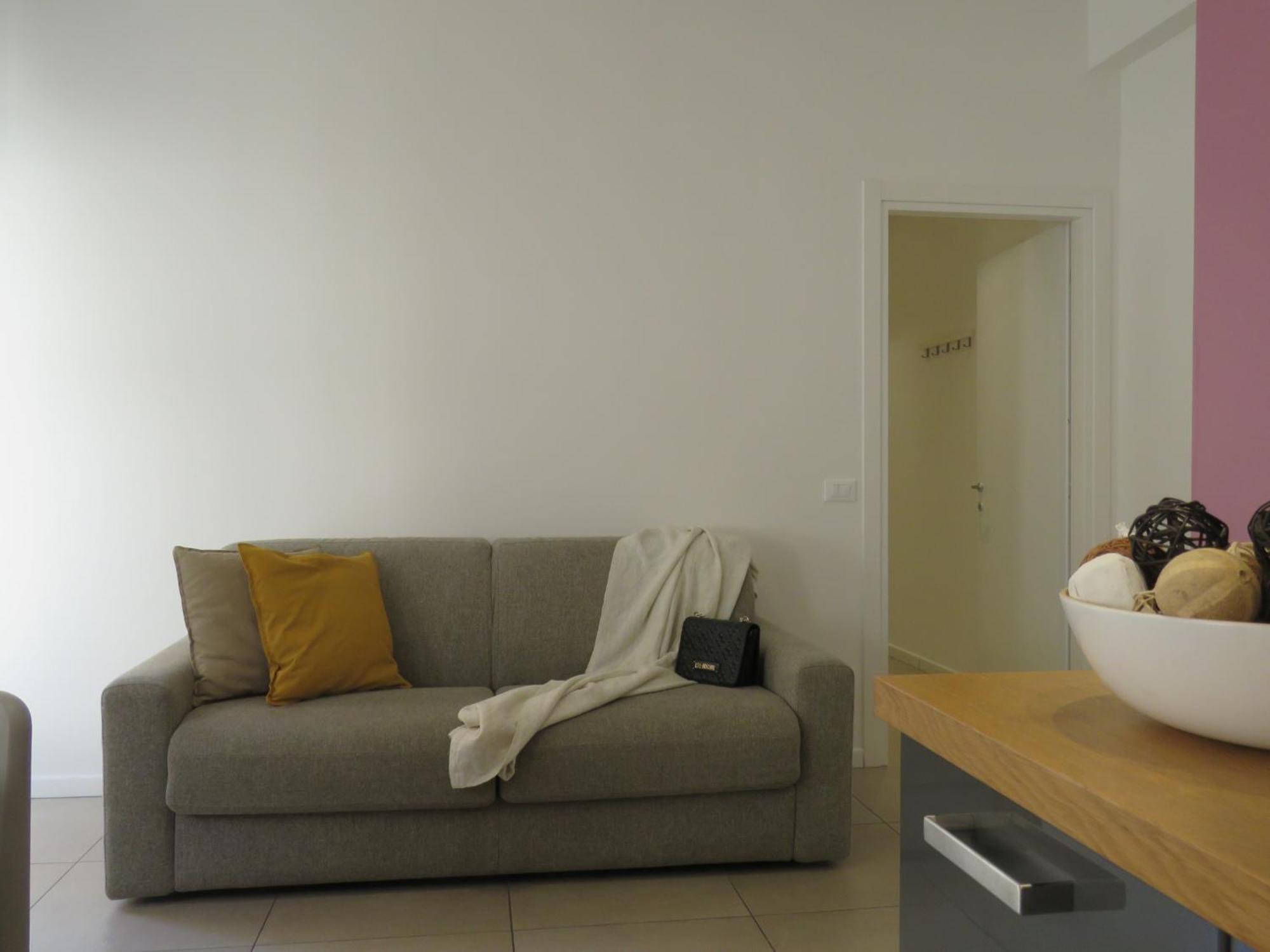 Apartment 8 Colonne