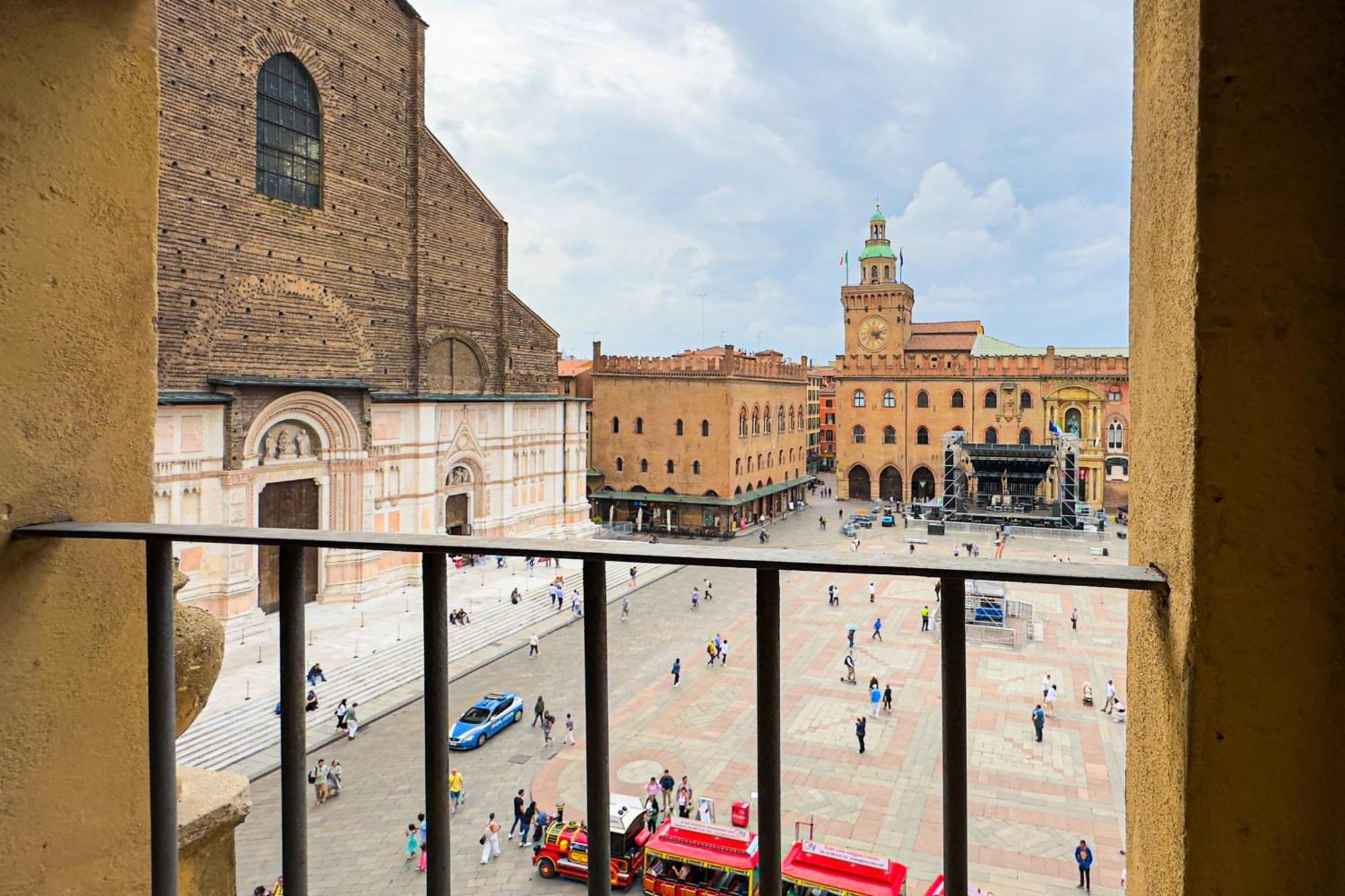 Immobo Domus - Piazza Maggiore View *