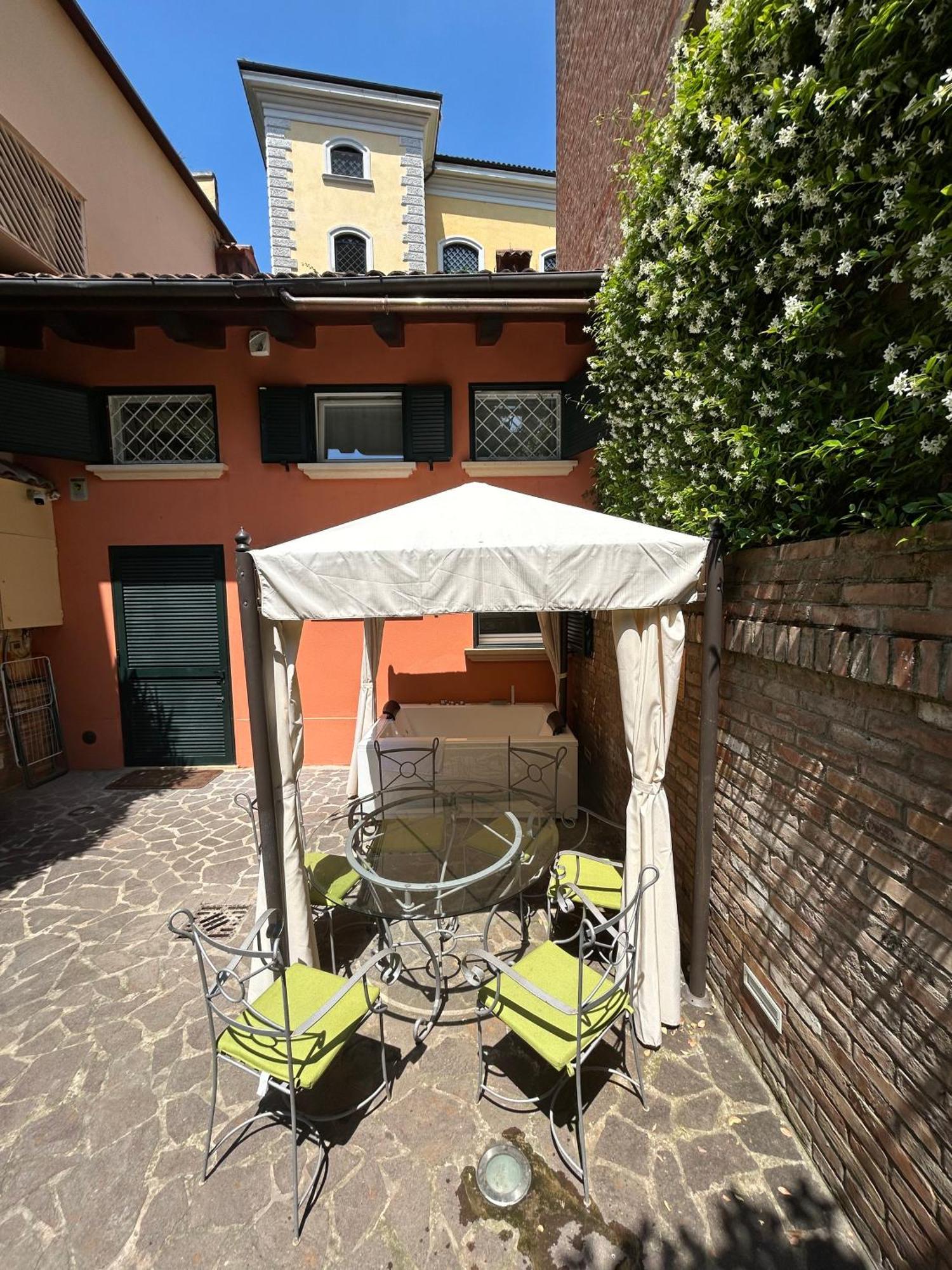 Holiday home Isaia Garden -private Garden Bath Bolognarooms Bologna