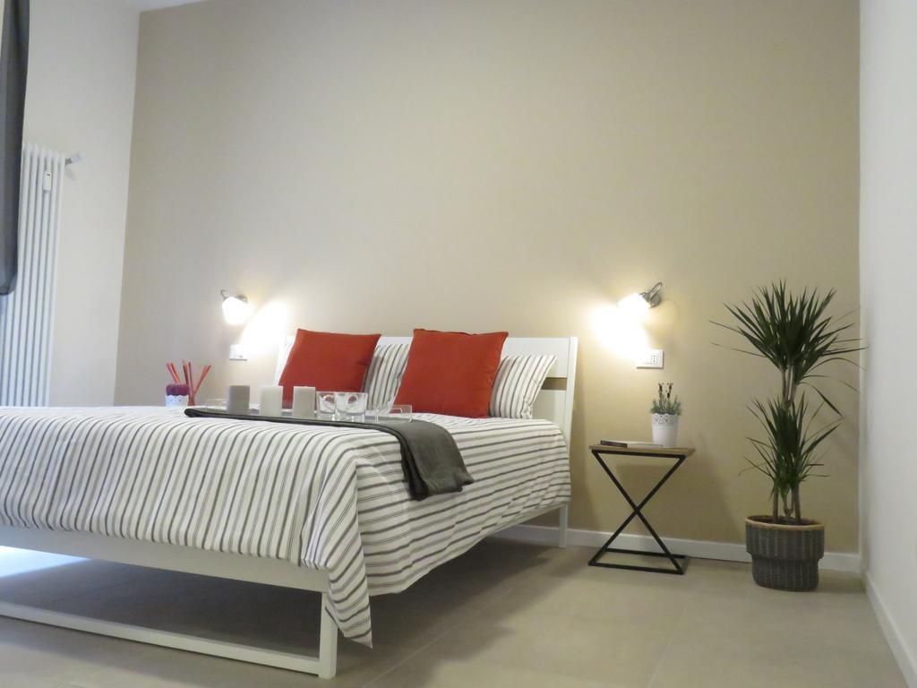 Apartment 8 Colonne