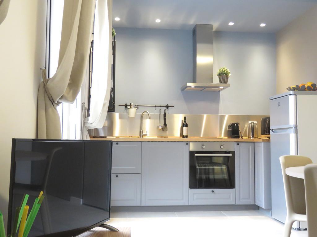 Apartment 8 Colonne