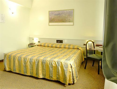 Hotel Holiday- Finestrella 3*