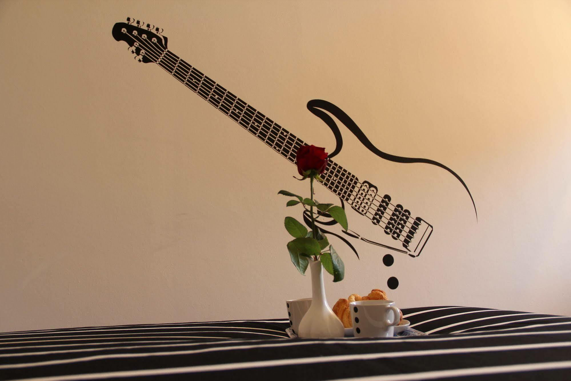 Emilia Levante Musica By Short Holidays *